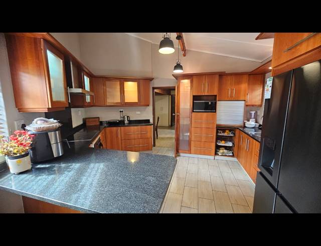 5 BEDROOM HOUSE FOR SALE IN FAIRVIEW